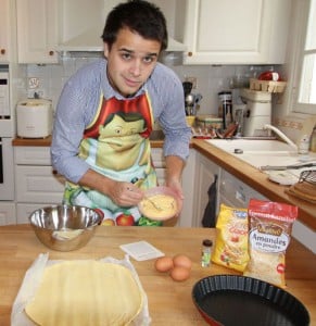 Bertrand Noirhomme cuisine une galette pour les responsables Facebook en vue de trouver un job