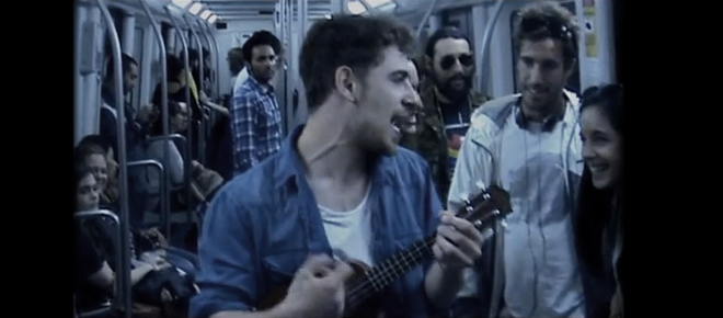 Dans le métro avec un ukulélé, Enzo et son CV chanté !