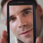 Gwennole-Oréal-seflie-smartphone-cv-billet-spectacle