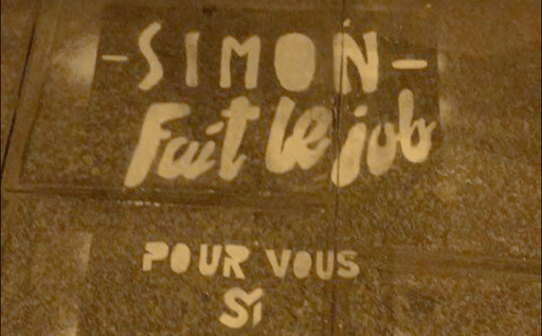 Il tague sa candidature à l’entrée des agences Parisiennes !